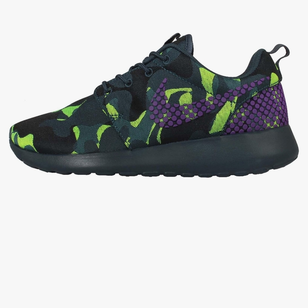 Nike camouflage Roshe women sneaker sz 8.5. Raised Swoosh Logo.